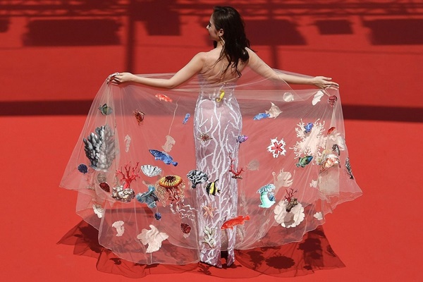 4 mỹ nhân Việt tỏa sáng tại LHP Cannes: Cầu kỳ, lộng lẫy hay đơn giản, thanh tao đẹp hơn?-11