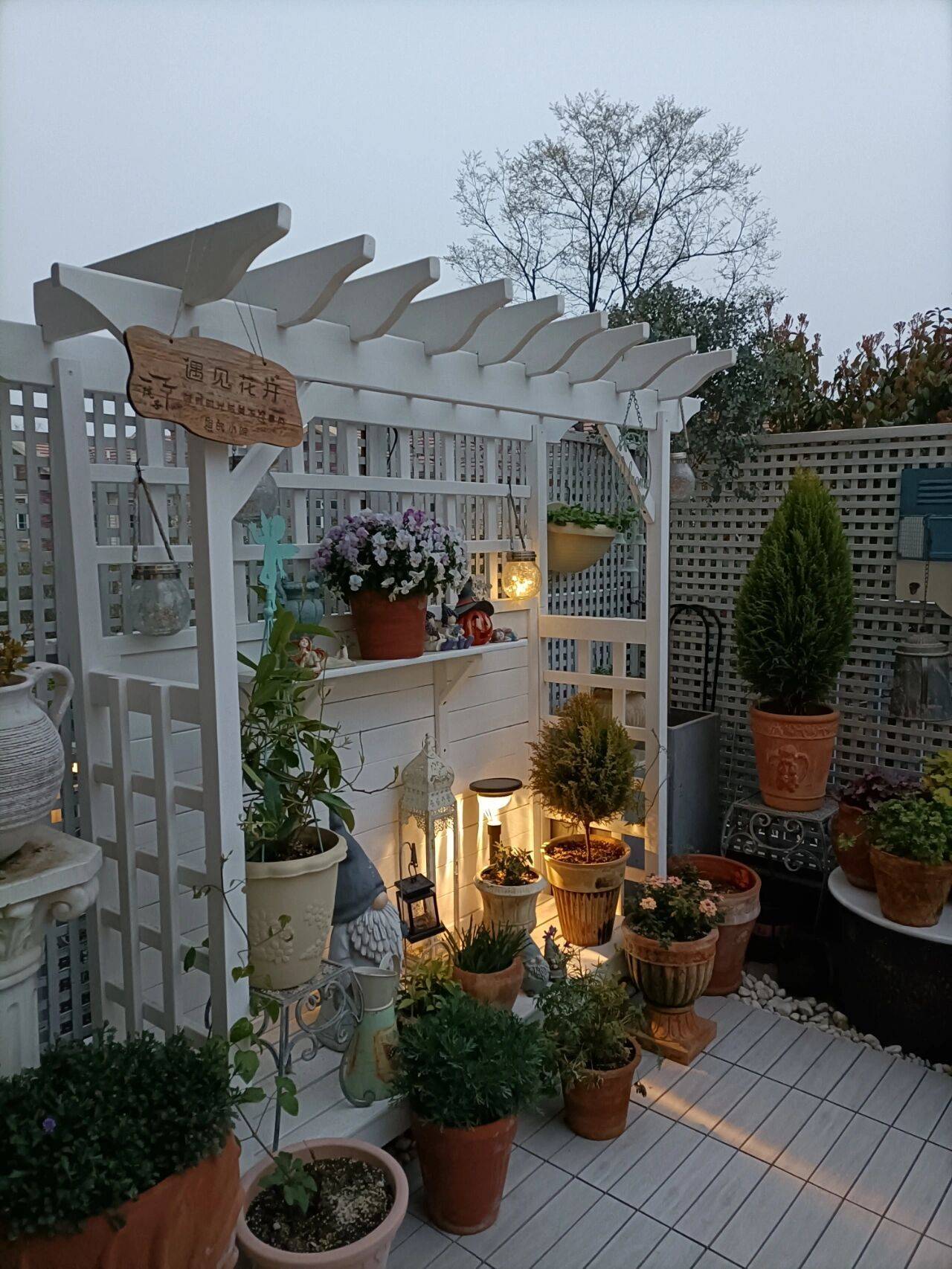 Khu vườn sân thượng 40m² được mẹ đảm thành phố tự tay làm từ A đến Z, khiến bạn ngắm không biết chán-19