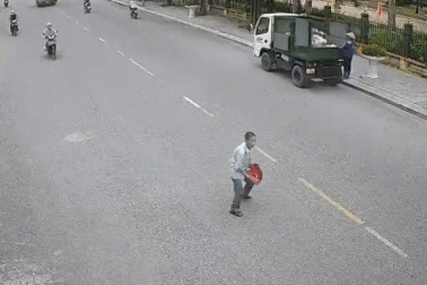 Đi bộ qua đường, người đàn ông bị nam thanh niên phóng xe máy tốc độ cao tông văng cả chục mét
