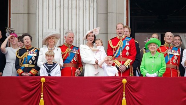 Khoảnh khắc để đời của các thành viên hoàng gia Anh khi xuất hiện trên ban công Cung điện, 3 con nhà Công nương Kate nổi bật nhất-1