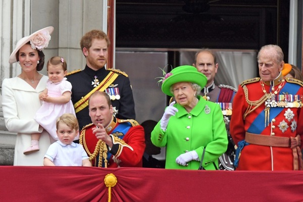 Khoảnh khắc để đời của các thành viên hoàng gia Anh khi xuất hiện trên ban công Cung điện, 3 con nhà Công nương Kate nổi bật nhất-6