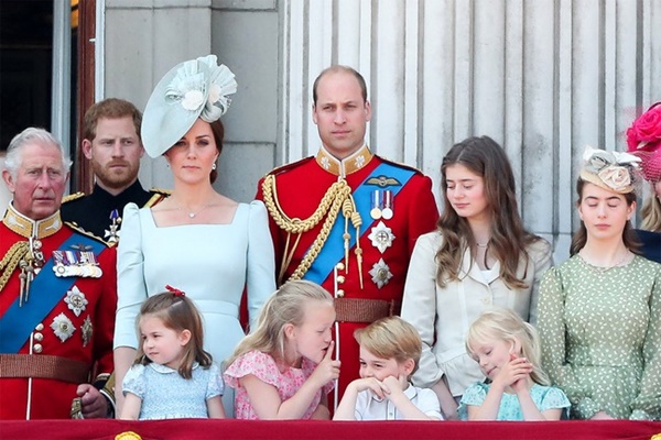 Khoảnh khắc để đời của các thành viên hoàng gia Anh khi xuất hiện trên ban công Cung điện, 3 con nhà Công nương Kate nổi bật nhất-8