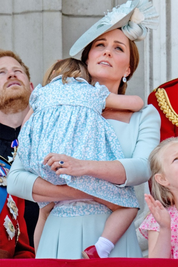Khoảnh khắc để đời của các thành viên hoàng gia Anh khi xuất hiện trên ban công Cung điện, 3 con nhà Công nương Kate nổi bật nhất-9