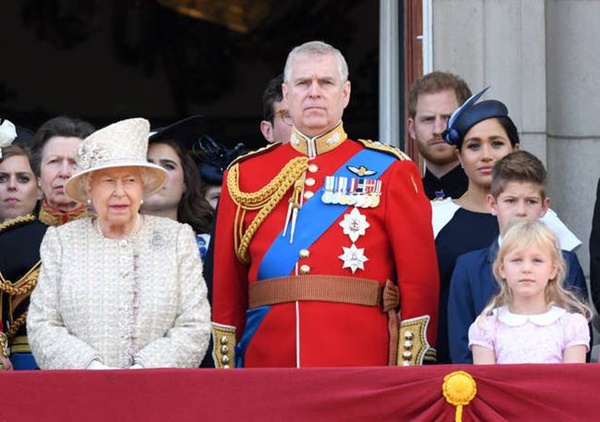 Khoảnh khắc để đời của các thành viên hoàng gia Anh khi xuất hiện trên ban công Cung điện, 3 con nhà Công nương Kate nổi bật nhất-11