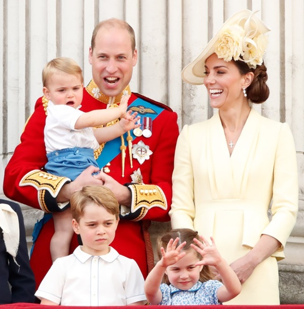 Khoảnh khắc để đời của các thành viên hoàng gia Anh khi xuất hiện trên ban công Cung điện, 3 con nhà Công nương Kate nổi bật nhất-12