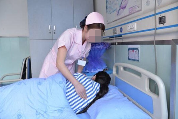 1 phụ nữ 50 tuổi mắc ung thư, bác sĩ cảnh báo nguyên nhân là 2 món trong tủ lạnh-1