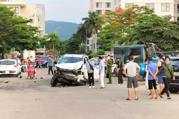 Xe bán tải tông liên hoàn 12 ô tô đỗ ven đường TP. Hạ Long-1