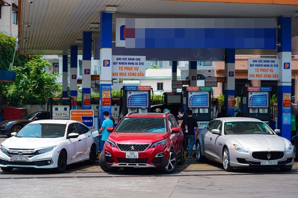 Lo giá xăng tăng dựng đứng, người dân Hà Nội xếp hàng chờ đợi đổ đầy bình-15