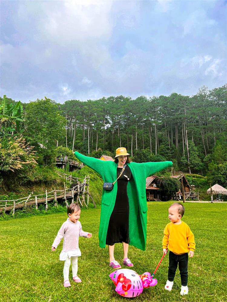 Hồ Ngọc Hà khoe loạt khoảnh khắc bên các con, biểu cảm hài hước của nhóc tì Leon lại gây bão-3