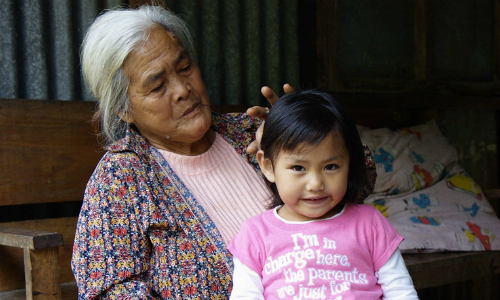 Mẹ vất vả ngày đêm chăm cháu, hôm bảo đi ăn cưới thì uất nghẹn khi nghe chị dâu chép miệng-1