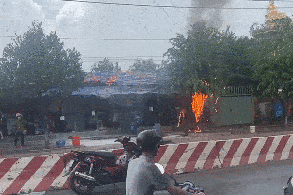 Cột điện bốc cháy, phun ra cả một quả cầu lửa khiến nhiều người đi đường khiếp sợ-1