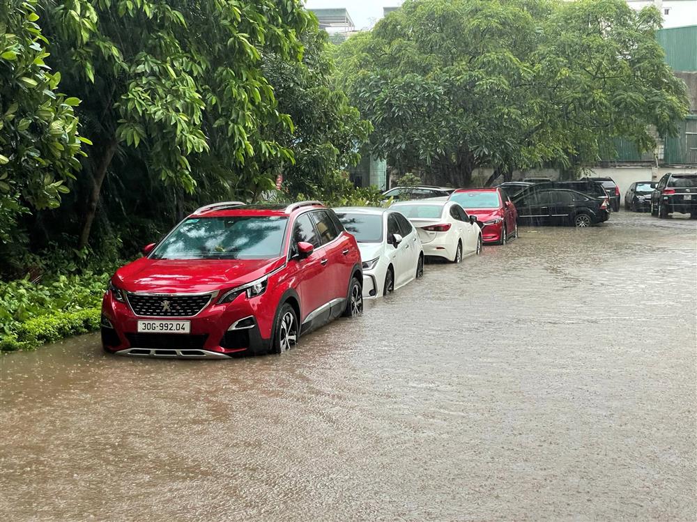 Mưa lớn, hàng loạt tuyến phố ở Hà Nội biến thành sông-7