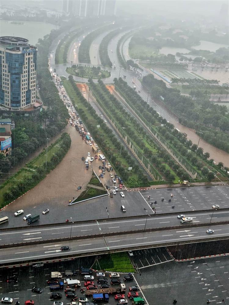 Mưa lớn, hàng loạt tuyến phố ở Hà Nội biến thành sông-8