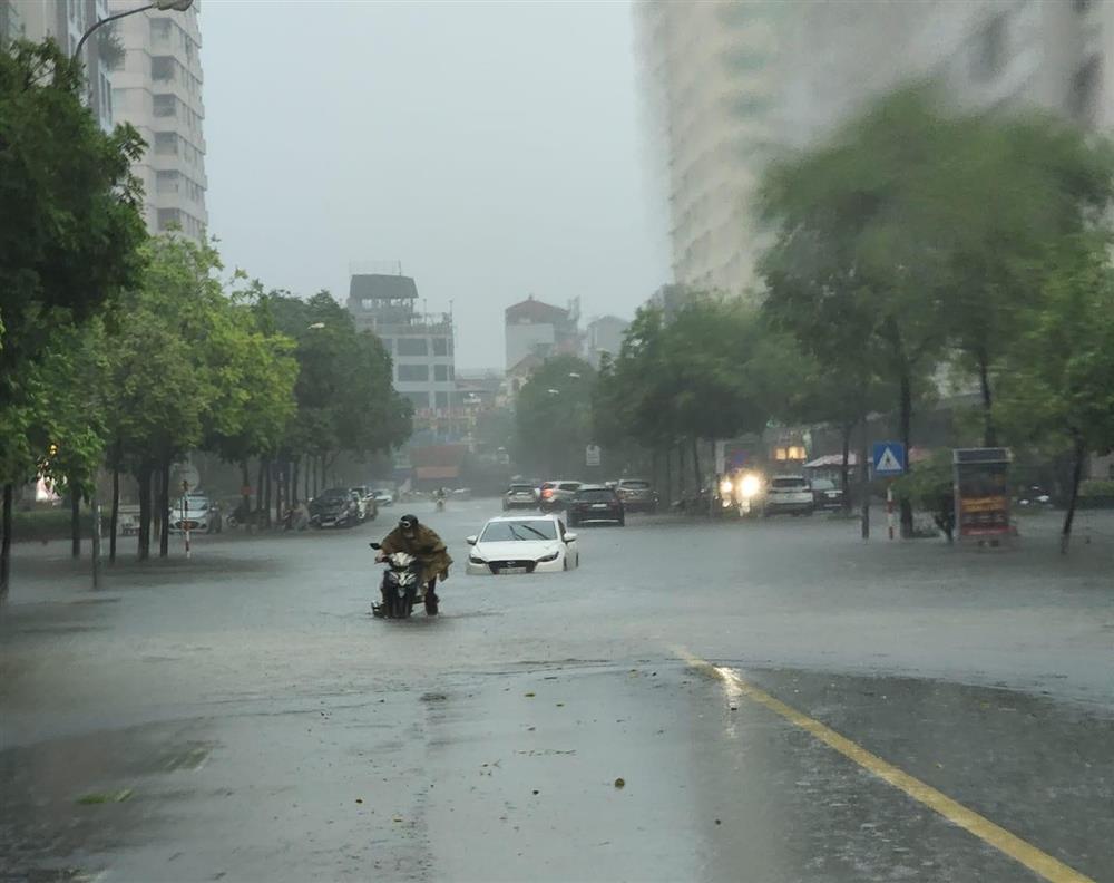 Mưa lớn, hàng loạt tuyến phố ở Hà Nội biến thành sông-10