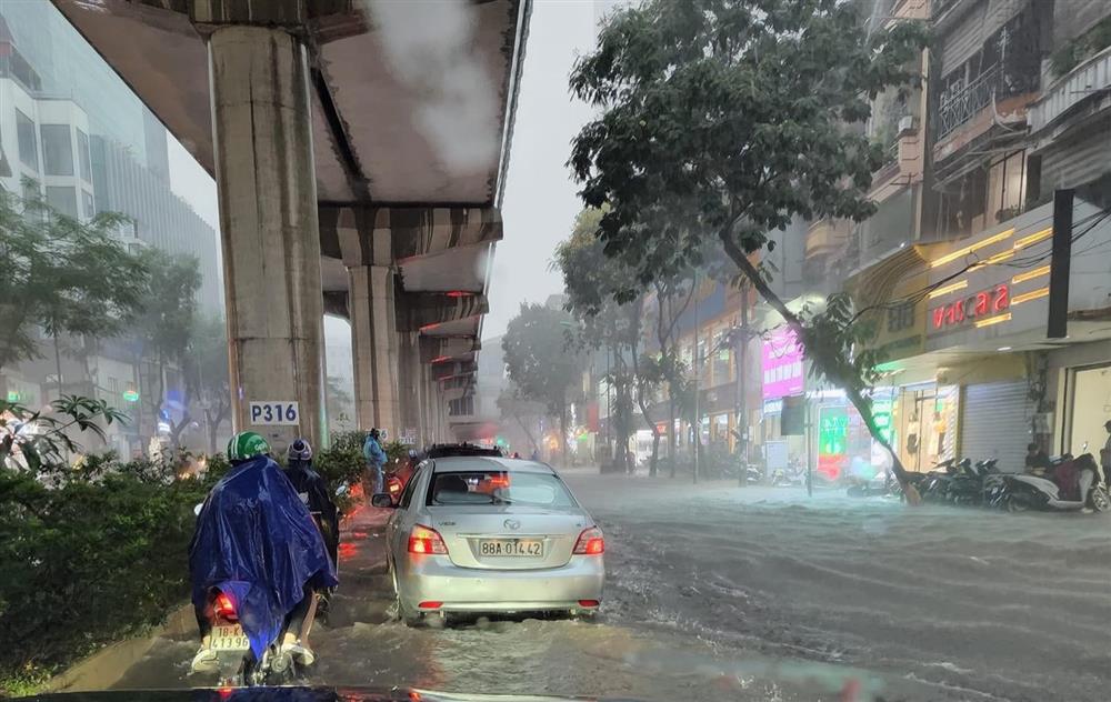 Mưa lớn, hàng loạt tuyến phố ở Hà Nội biến thành sông-11
