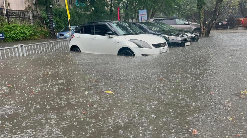 Mưa lớn, hàng loạt tuyến phố ở Hà Nội biến thành sông-13