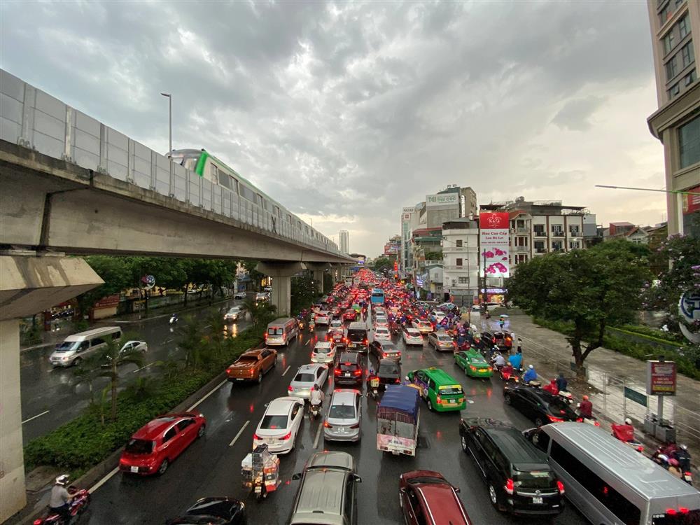 Mưa lớn, hàng loạt tuyến phố ở Hà Nội biến thành sông-15