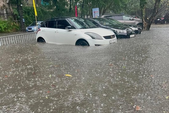 Mưa lớn, hàng loạt tuyến phố ở Hà Nội biến thành sông