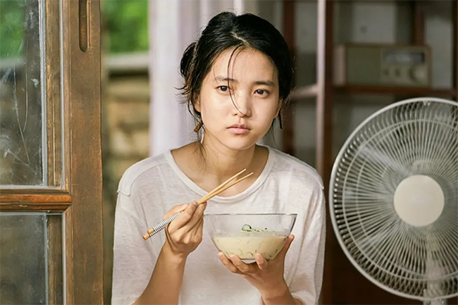 Trong bếp múc canh cho mẹ chồng, nghe bà nói chuyện với em chồng, tôi lặng lẽ thêm nửa túi muối vào bát-1