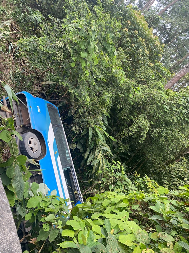 Xe khách chở 30 người mất lái, lao xuống vực Tam Đảo-1