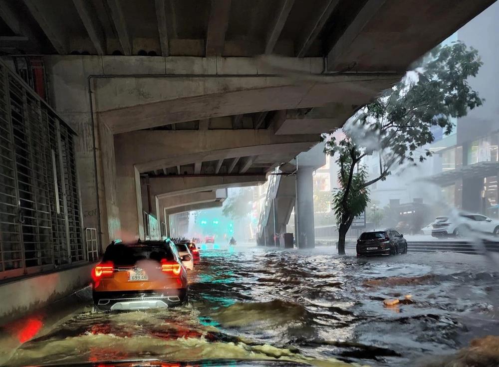 Cẩn thận khi đi ôtô qua vùng nước ngập-1