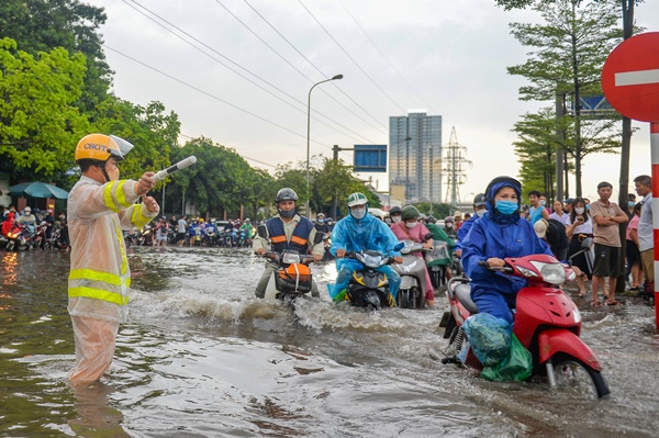 Sau trận mưa ngập, đường phố Hà Nội ùn tắc nghiêm trọng, xe cộ chôn chân nhìn nước rút-1
