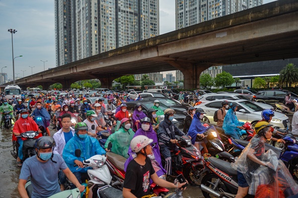 Sau trận mưa ngập, đường phố Hà Nội ùn tắc nghiêm trọng, xe cộ chôn chân nhìn nước rút-3
