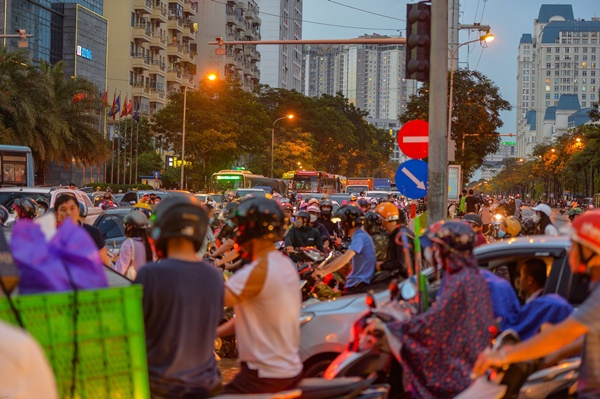Sau trận mưa ngập, đường phố Hà Nội ùn tắc nghiêm trọng, xe cộ chôn chân nhìn nước rút-4