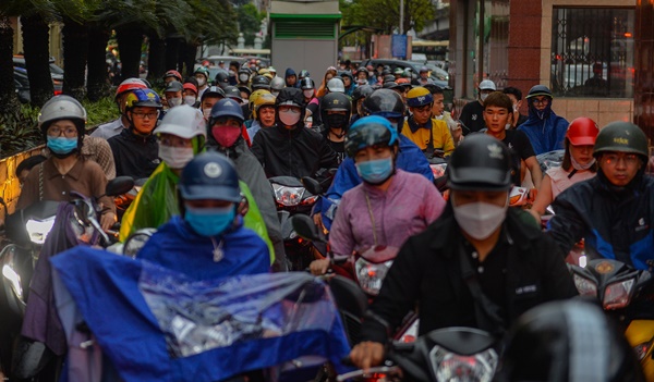 Sau trận mưa ngập, đường phố Hà Nội ùn tắc nghiêm trọng, xe cộ chôn chân nhìn nước rút-5