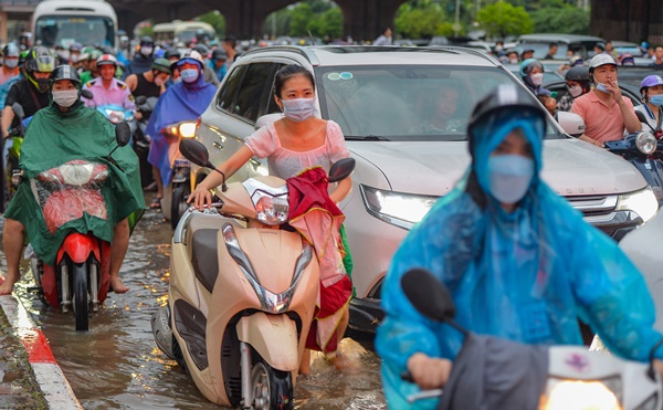 Sau trận mưa ngập, đường phố Hà Nội ùn tắc nghiêm trọng, xe cộ chôn chân nhìn nước rút-6