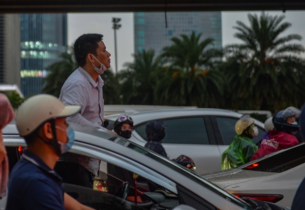 Sau trận mưa ngập, đường phố Hà Nội ùn tắc nghiêm trọng, xe cộ chôn chân nhìn nước rút-7