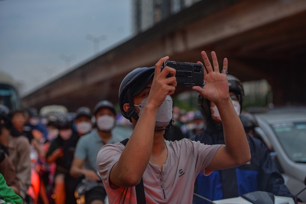 Sau trận mưa ngập, đường phố Hà Nội ùn tắc nghiêm trọng, xe cộ chôn chân nhìn nước rút-8