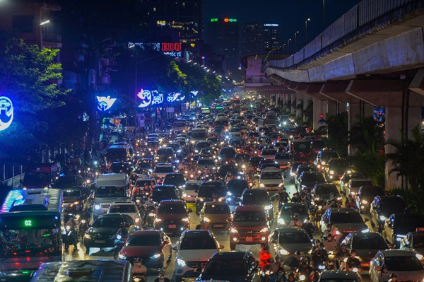 Sau trận mưa ngập, đường phố Hà Nội ùn tắc nghiêm trọng, xe cộ chôn chân nhìn nước rút-9
