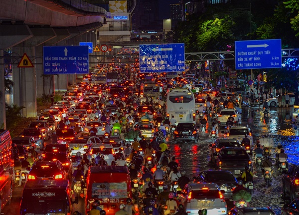 Sau trận mưa ngập, đường phố Hà Nội ùn tắc nghiêm trọng, xe cộ chôn chân nhìn nước rút-10