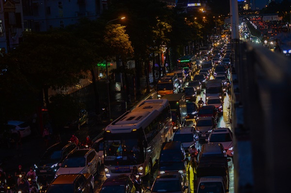Sau trận mưa ngập, đường phố Hà Nội ùn tắc nghiêm trọng, xe cộ chôn chân nhìn nước rút-11