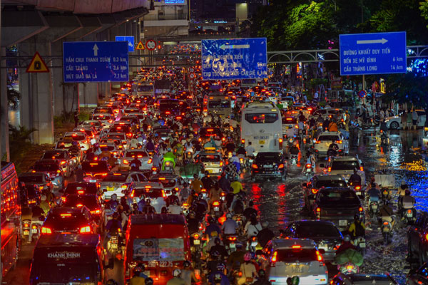 Bi hài clip người đàn ông ‘hôi của’ 2 cây bắp cải đi lạc dưới mưa ngập ở Hà Nội-4