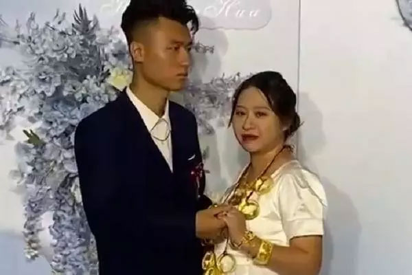 Vợ muốn độn thổ trước bạn bè, đồng nghiệp vì hành động hàng ngày này của ông chồng gia trưởng-2