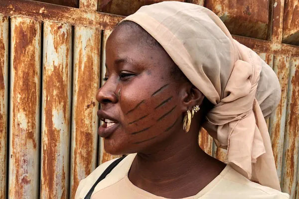 Tập tục rạch mặt tại Nigeria: Khi những vết sẹo trên mặt xác định danh tính và vẻ đẹp của một người-1