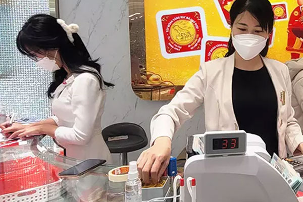 Mỗi tuần giảm 1 triệu đồng/lượng, dân ôm vàng hốt hoảng-2