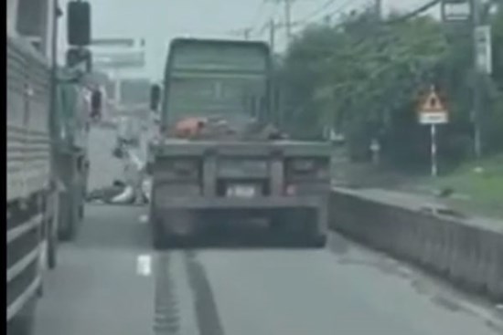 Clip: Kinh hoàng 2 tài xế cầm dao chém đối thủ như phim
