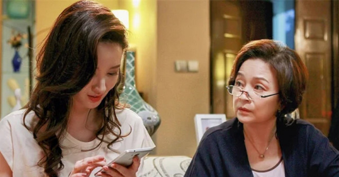 Bị mẹ chồng tương lai phản đối gay gắt đến tận ngày cưới, lúc đi thử váy, cô dâu tuyên bố một câu mà bà rưng rưng nước mắt-1