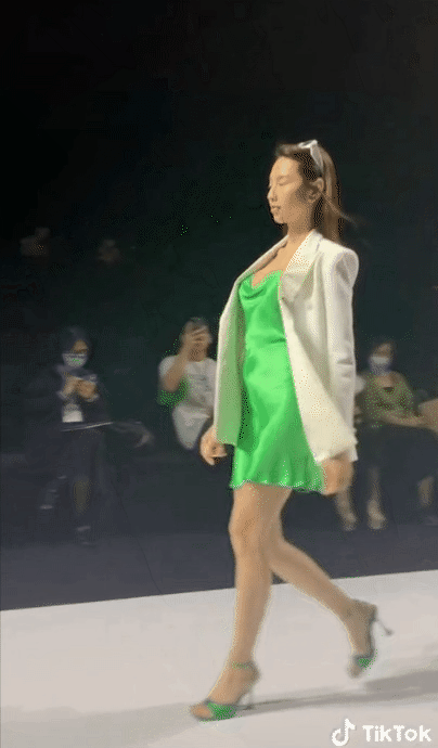 Thùy Tiên gặp điềm báo trước cú ngã để đời ngay trên sàn catwalk-2