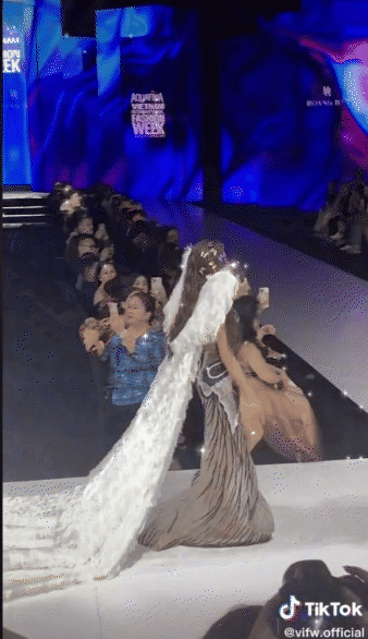 Thùy Tiên gặp điềm báo trước cú ngã để đời ngay trên sàn catwalk-3