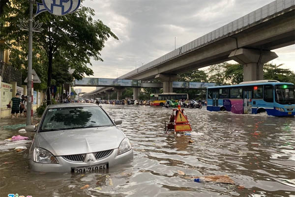 Người đàn ông bỗng nổi tiếng sau bức ảnh đứng trên xe Mercedes-2