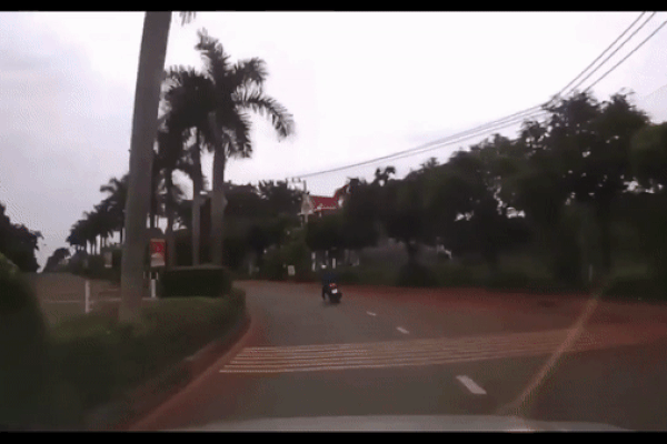 Clip: Ôm cua như đua mô tô, xe máy lao vào gốc cây, 2 người ngã gục