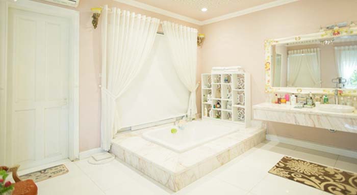 Ngôi nhà bình thường của nữ ca sĩ tiêu tiền không đếm: Không gian xanh mướt, phòng ăn xây cả bể cá-8