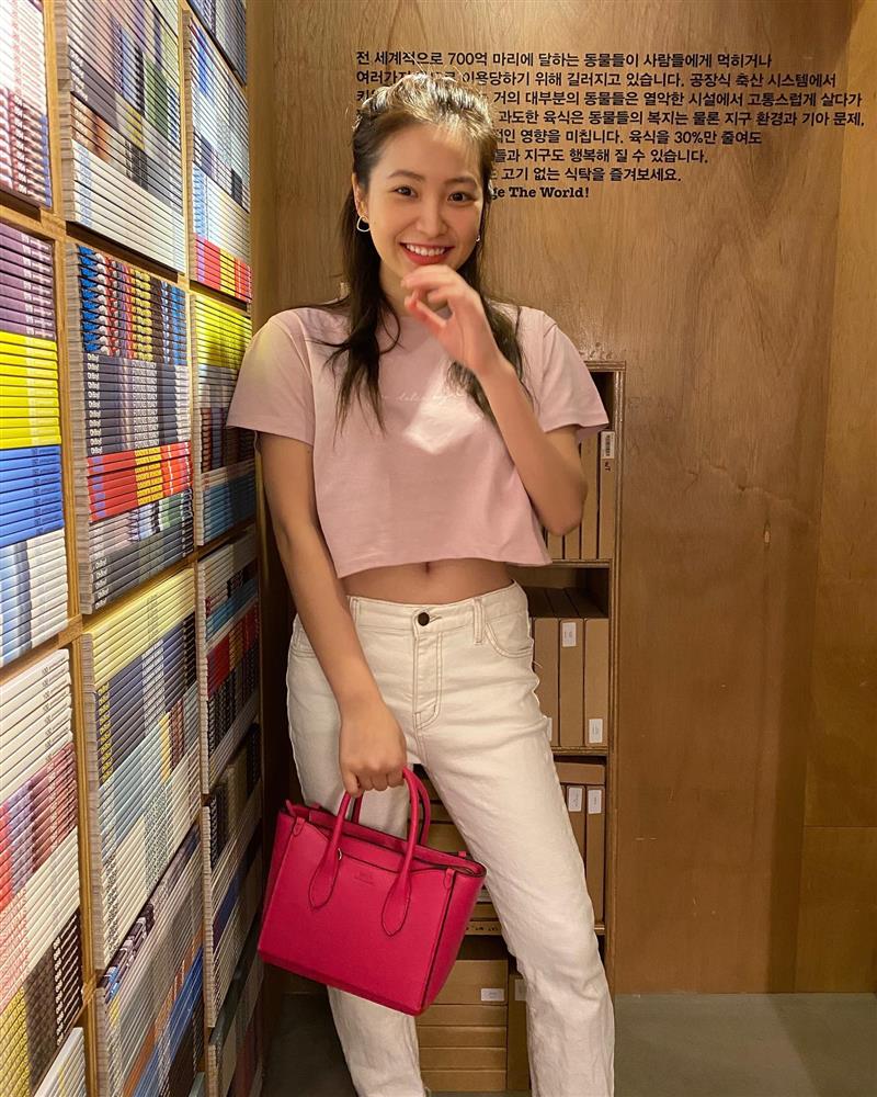 5 kiểu áo thun không bao giờ lỗi mốt, sao Hàn hè nào cũng diện-13