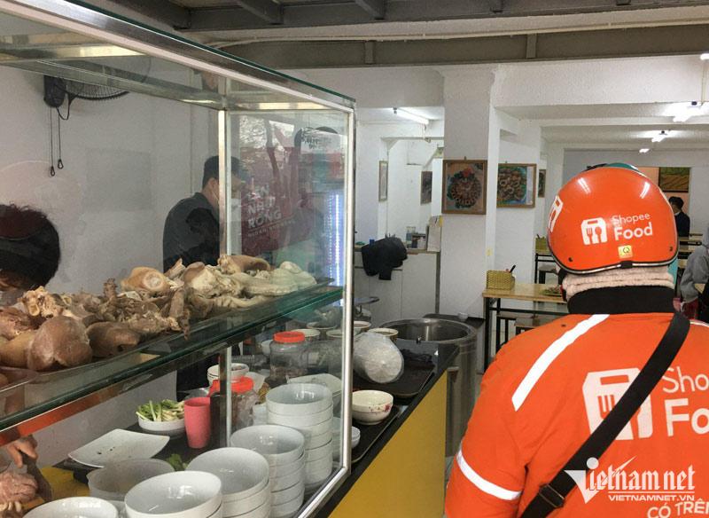 Hàng quán vắng khách, ông chủ không dám tăng giá-4