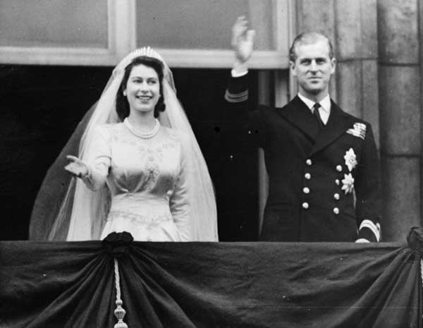 Bất chấp sóng gió, Nữ hoàng Anh vẫn viết nên câu chuyện cổ tích về hôn nhân hoàng gia thời hiện đại, khiến hàng triệu người ngưỡng mộ-3
