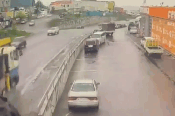 Khoảnh khắc vật dị dạng khổng lồ văng khỏi xe tải đè bẹp xe ô tô con